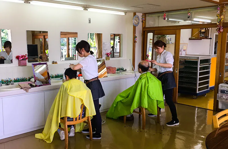 訪問美容の施術風景